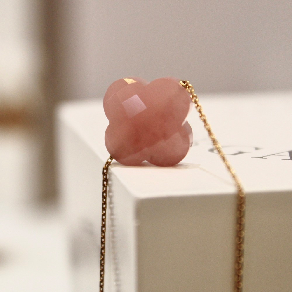 Morgane Bello - GUAVA QUARTZ CLOVER YELLOW GOLD NECKLACE